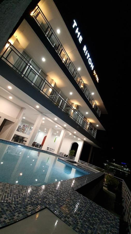 The Riton Hotel Tigaras Luaran gambar